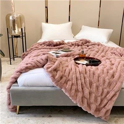 Plaid en fausse fourrure rose